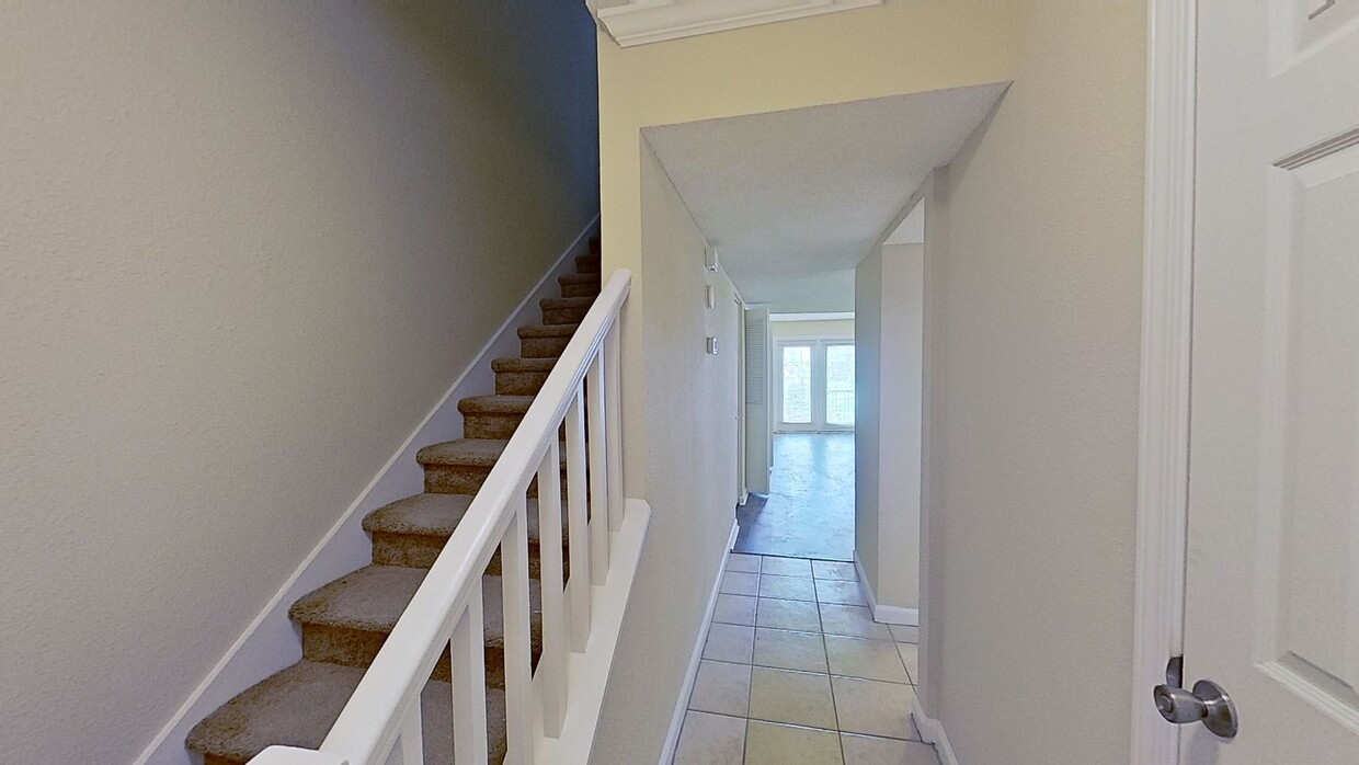 Primary Photo - Lovely 2 bedroom, 2.5 Bath Townhouse Avail...