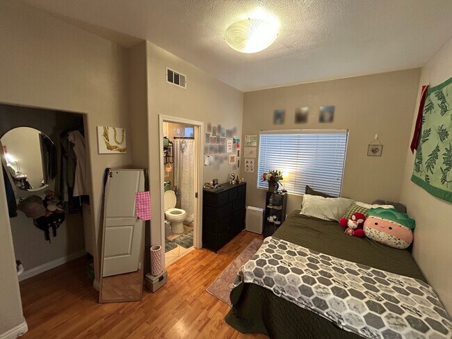 Foto del edificio - 528 N Parker St