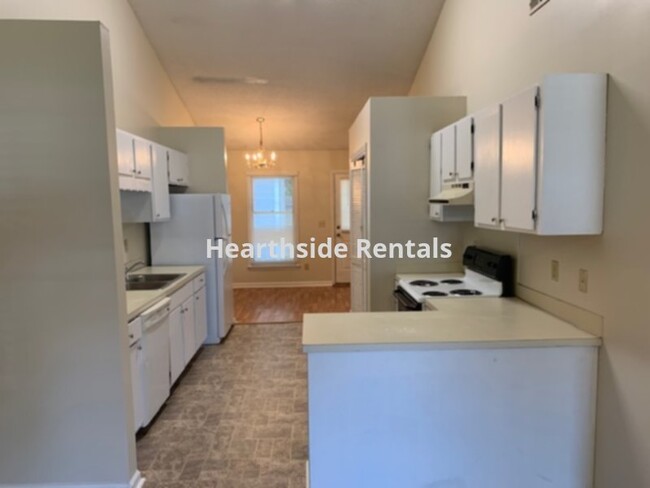 Building Photo - **3 Bedroom 2 Bath Duplex Near Medical Dis...