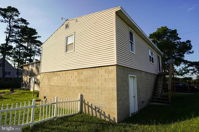 Building Photo - 33372 River View Ave