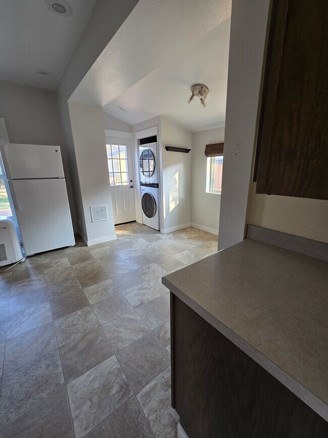 Building Photo - 2 Bed 1.5 Bath