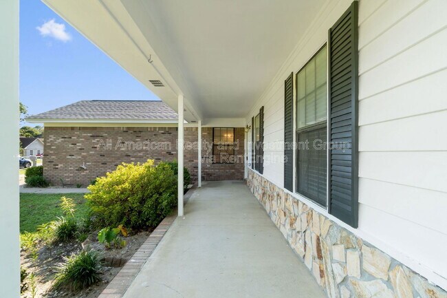 Building Photo - 502 Krest Dr
