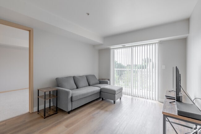 2 habitaciones, 1 baño, 718 pies cuadrados, sala de estar - Vintage at Marine View Senior 55+