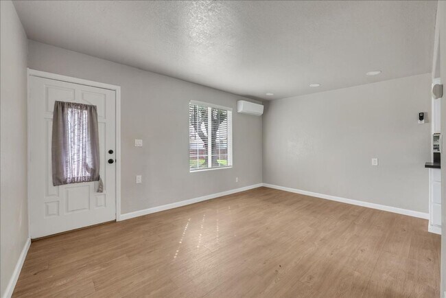 Foto del edificio - 7717-7717 Cologne Ln