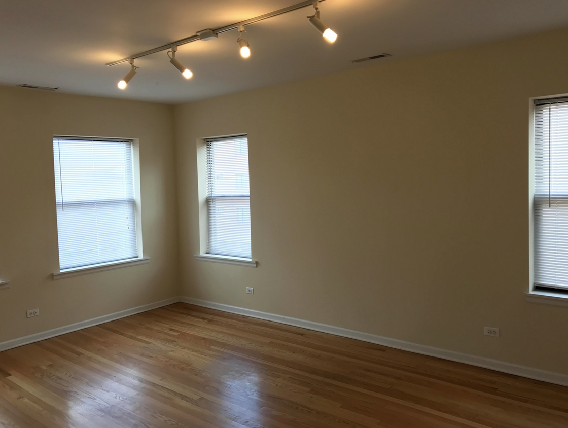 Spacious Living Room - 2807 W Lawrence Ave