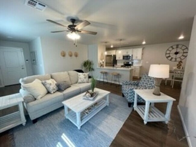 Foto del edificio - 3 Bed 2 Bath 2 Car Duplex Freedom Villas in Midwest City, OK