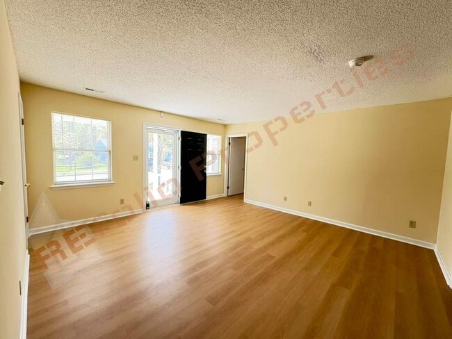 Foto del edificio - 703 Larchwood Dr