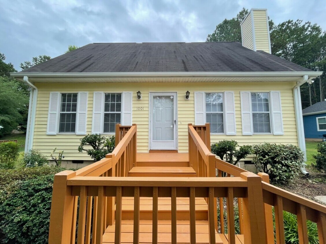 Foto principal - Adorable 3 Bedroom Home in Durham with Fir...