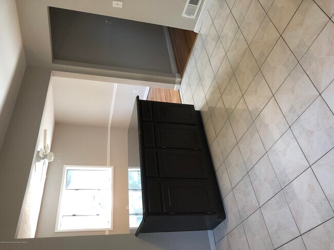 Foto del edificio - 170 Sargeant Ave