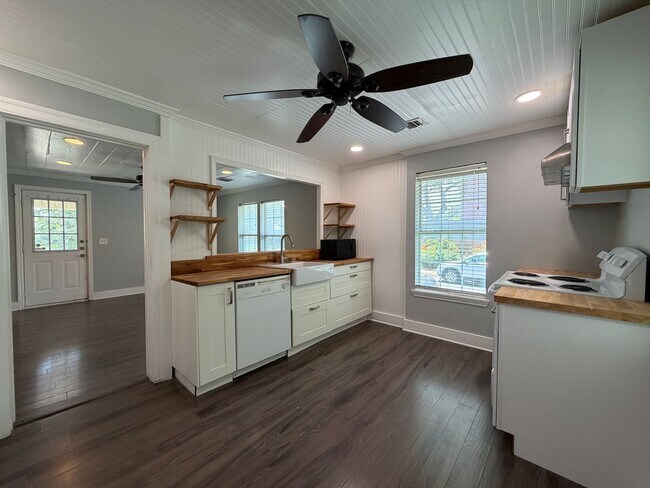 Building Photo - CUTE 2/1 HOME CLOSE TO DOWNTOWN