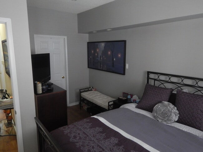 Building Photo - 33 Pear Tree Mews