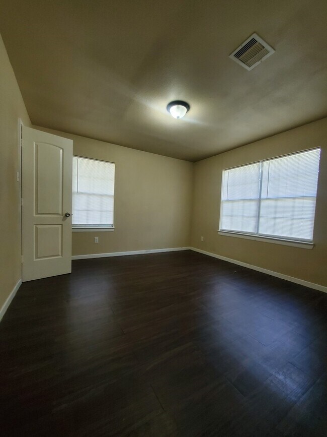 Building Photo - 512 Avenue A