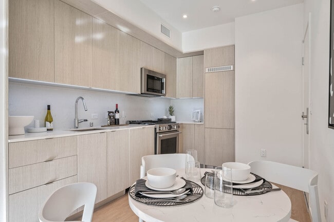 Foto del edificio - 8820 Belford Ave