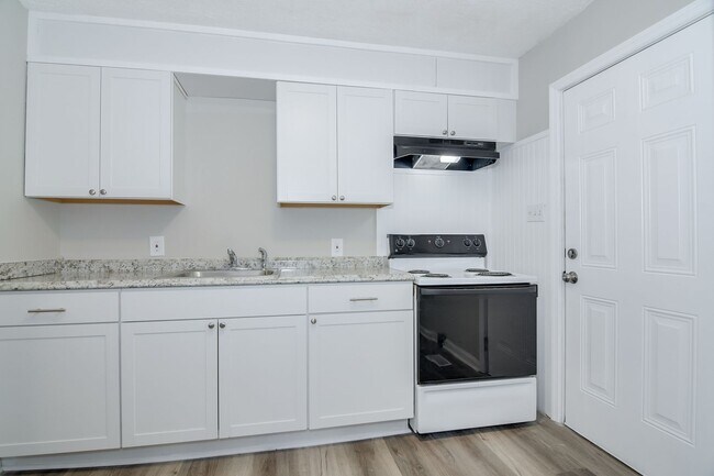 Foto del edificio - Completely Remodeled, Three Bedroom, One Bath