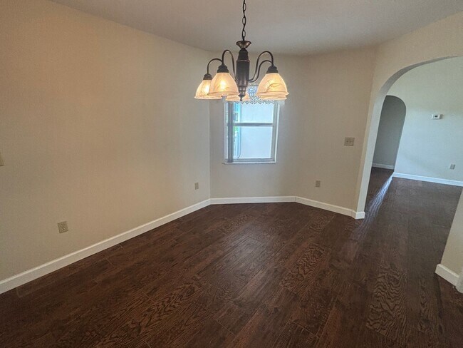 Foto del edificio - 3 Bed , 2 Bath. Garage Lovers Paradise!! M...
