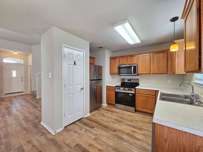 Foto del edificio - AVAILABLE NOW!