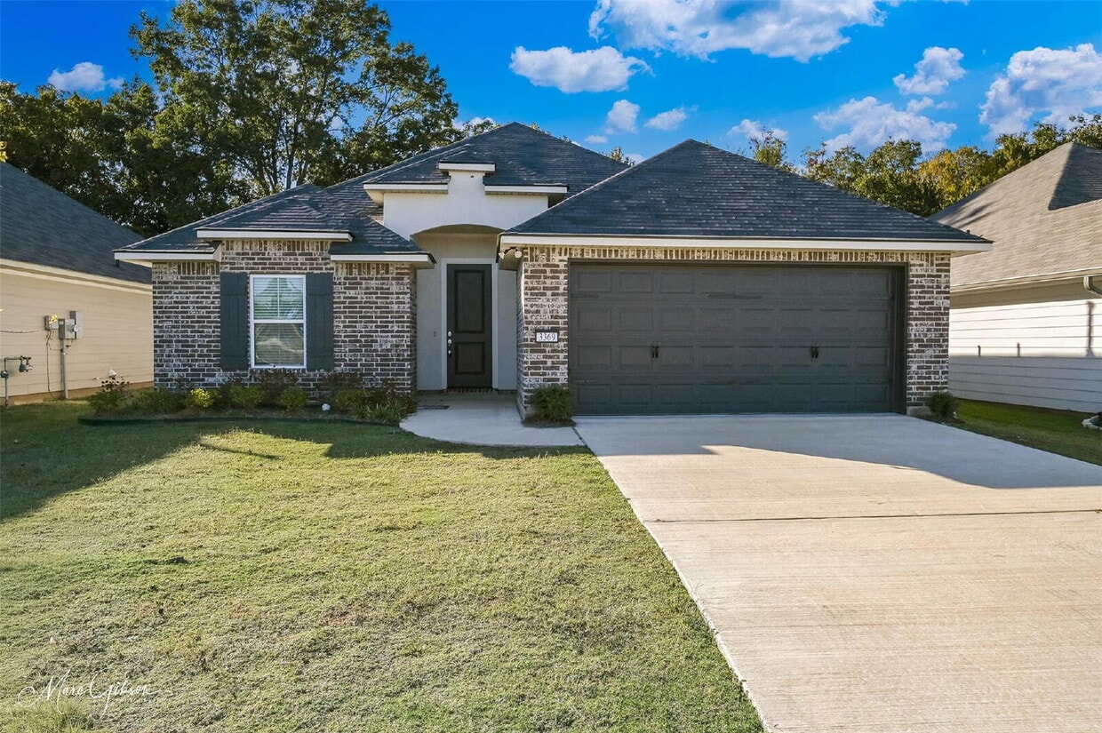 Foto principal - "Charming 3-Bedroom Oasis with Granite Ele...