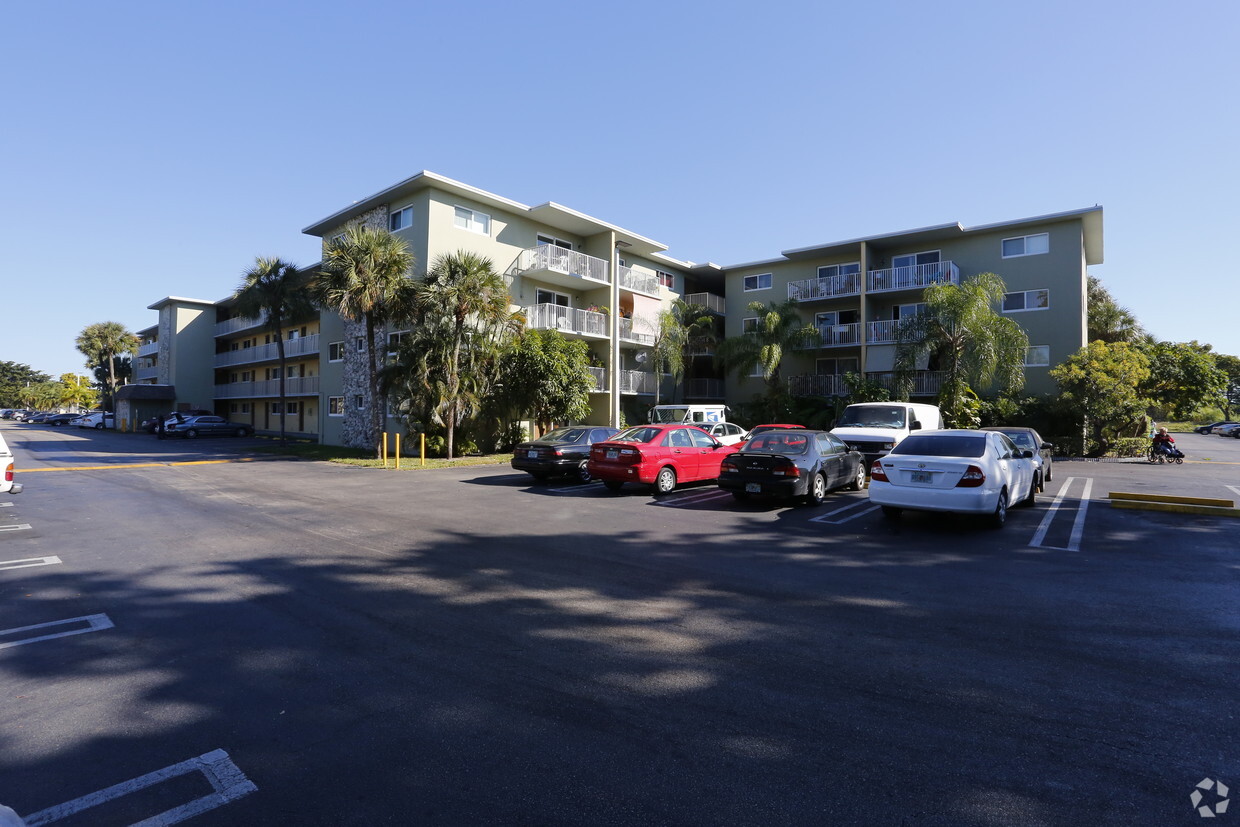 Primary Photo - Palm Lake Apartments