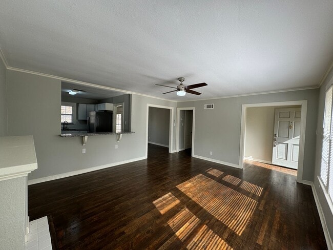 Building Photo - Remodeled and ready for New Tenant!!!