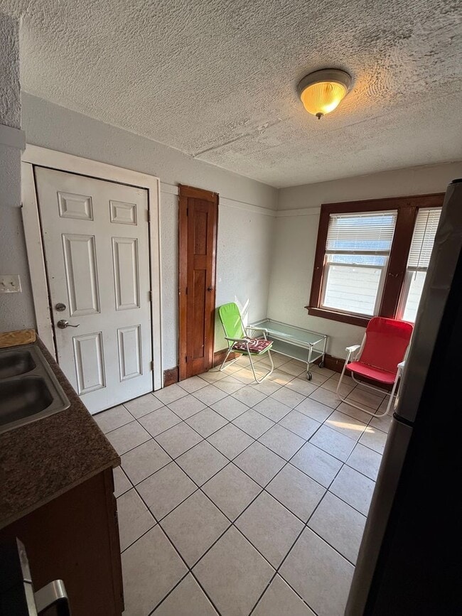 Foto del edificio - 3600 N Vel R. Phillips Ave