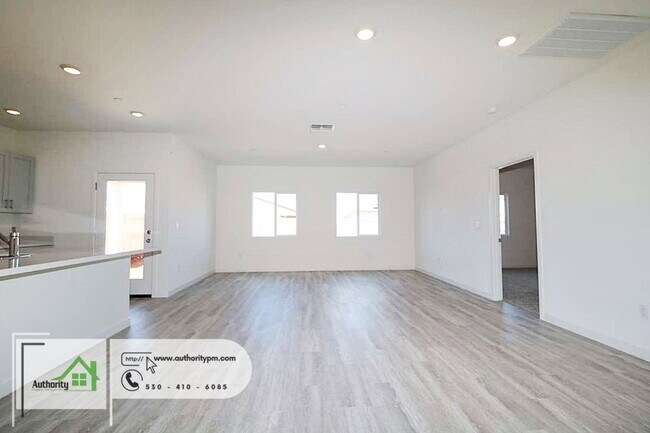 Foto del edificio - 2141 Hilltop Dr