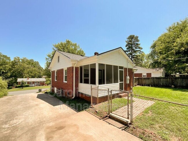 Foto del edificio - 2232 Falmouth Rd