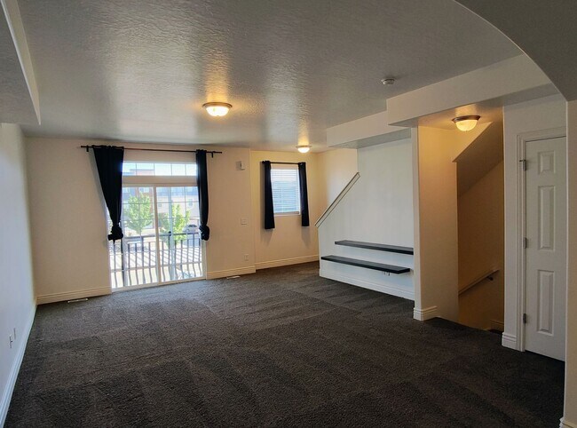 Foto del edificio - 3 Bd 3.5 Bath 2 Car Garage Townhome in Sandy