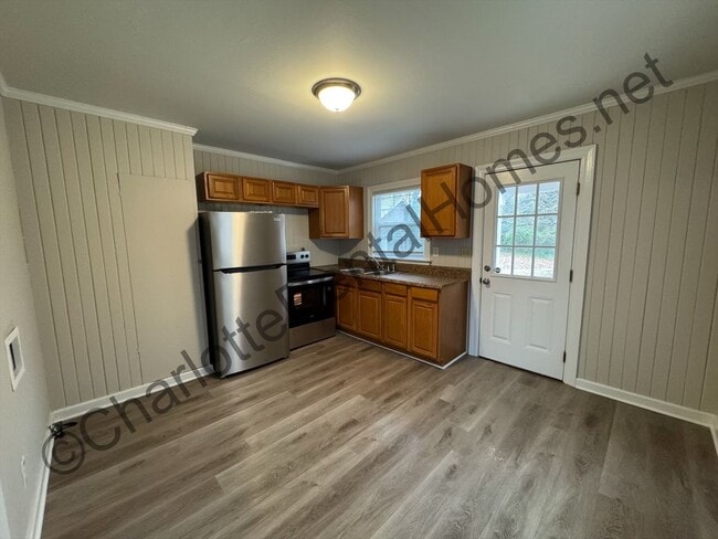 Foto del edificio - Brick Ranch home  Convenient location