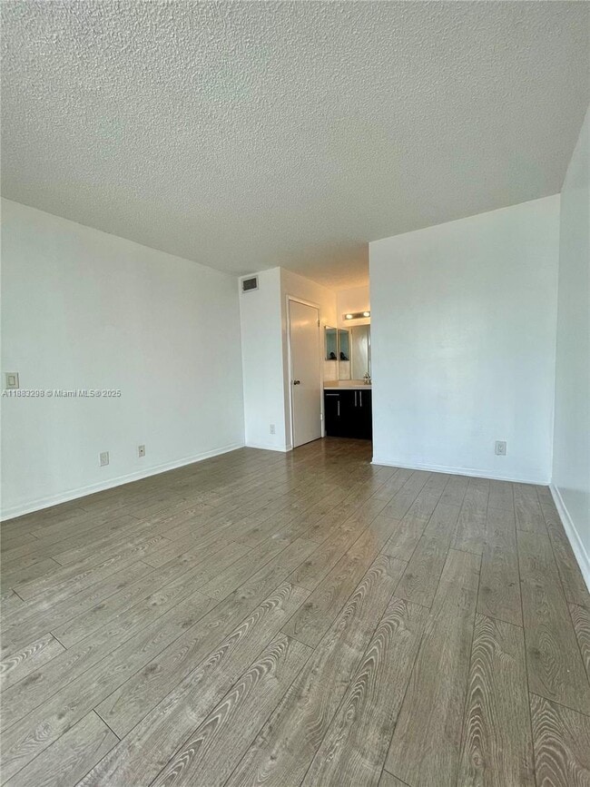 Building Photo - 752 Executive Center Dr