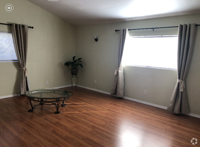 living/family room - 18345 Ludlow St