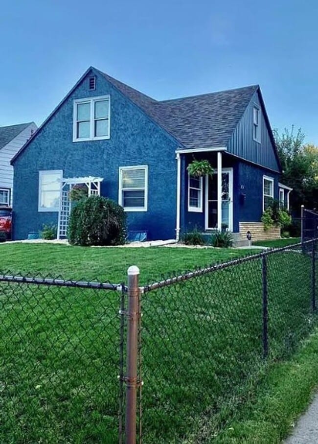 Building Photo - Nice! Spacious! 3 Bedroom Gem-Central Location