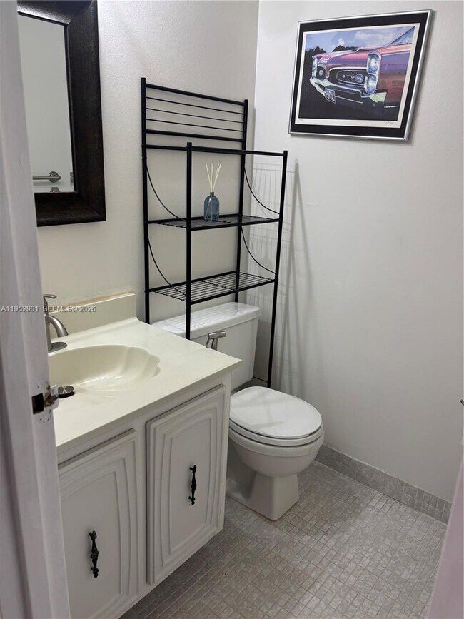 Building Photo - 800 Parkview Dr