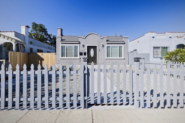 ADU está detrás de Front House - 5821 Madden Ave