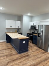 Building Photo - 372 Main St