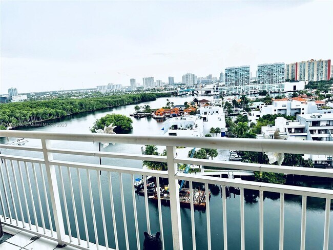 Foto del edificio - 400 Kings Point Dr