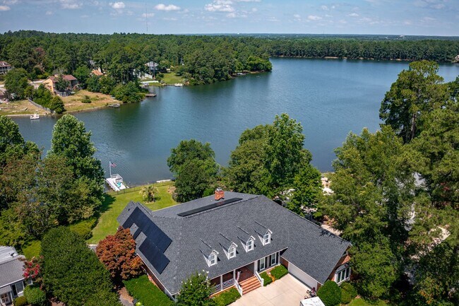 Foto del edificio - EXECUTIVE STYLE LAKESIDE HOME IN SPRING VA...