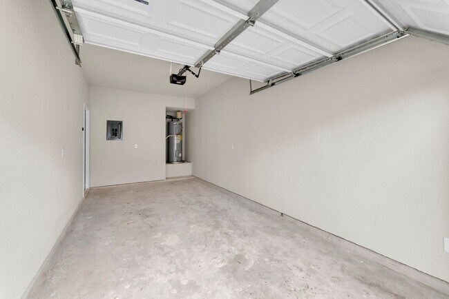 Foto del edificio - CALL FOR MORE DETAILS!!