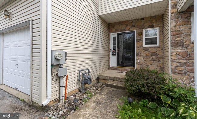 Building Photo - 647 Summit St