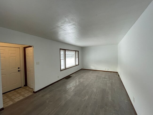 Foto del edificio - 2-Bedroom House - Section 8