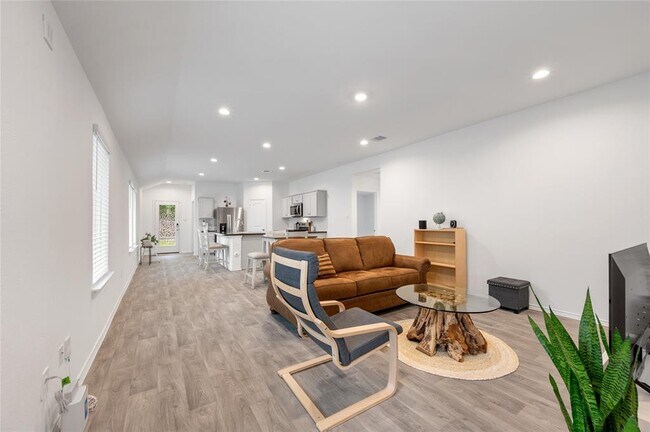 Building Photo - 24071 Kentwood Springs Dr