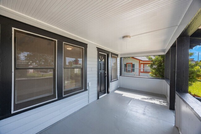 Foto del edificio - Spacious 2bdrm/1bath home with detached ga...