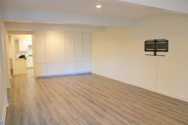 Building Photo - 2448 Country Club Dr