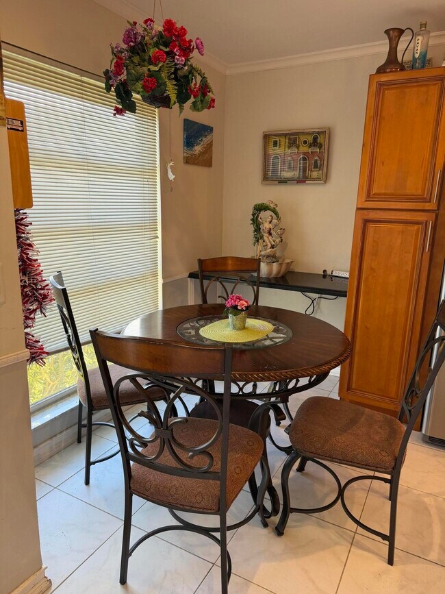 Building Photo - 8588 Bella Vista Dr