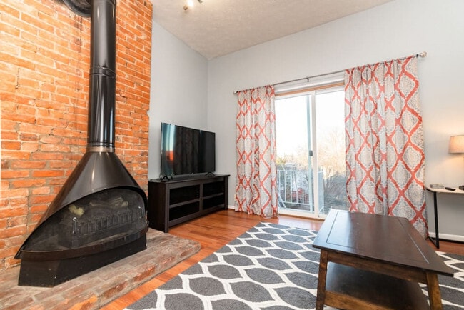 Building Photo - 964 Pavilion St