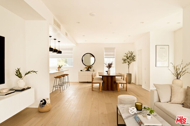 Building Photo - 859 Hyperion Ave