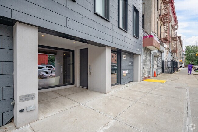 Foto del edificio - 762 Park Pl