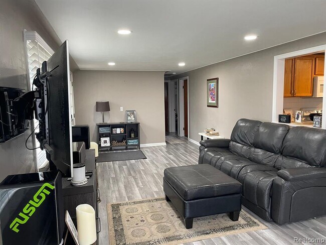 Foto del edificio - 2434 N Long Lake Rd