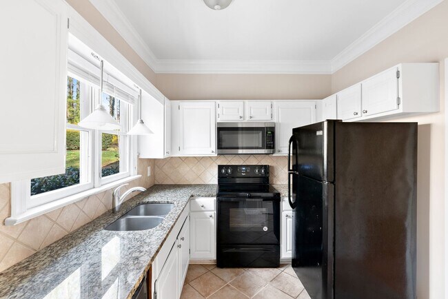 Building Photo - Lovely 2 Bedroom 2.5 Bath End Unit Townhom...