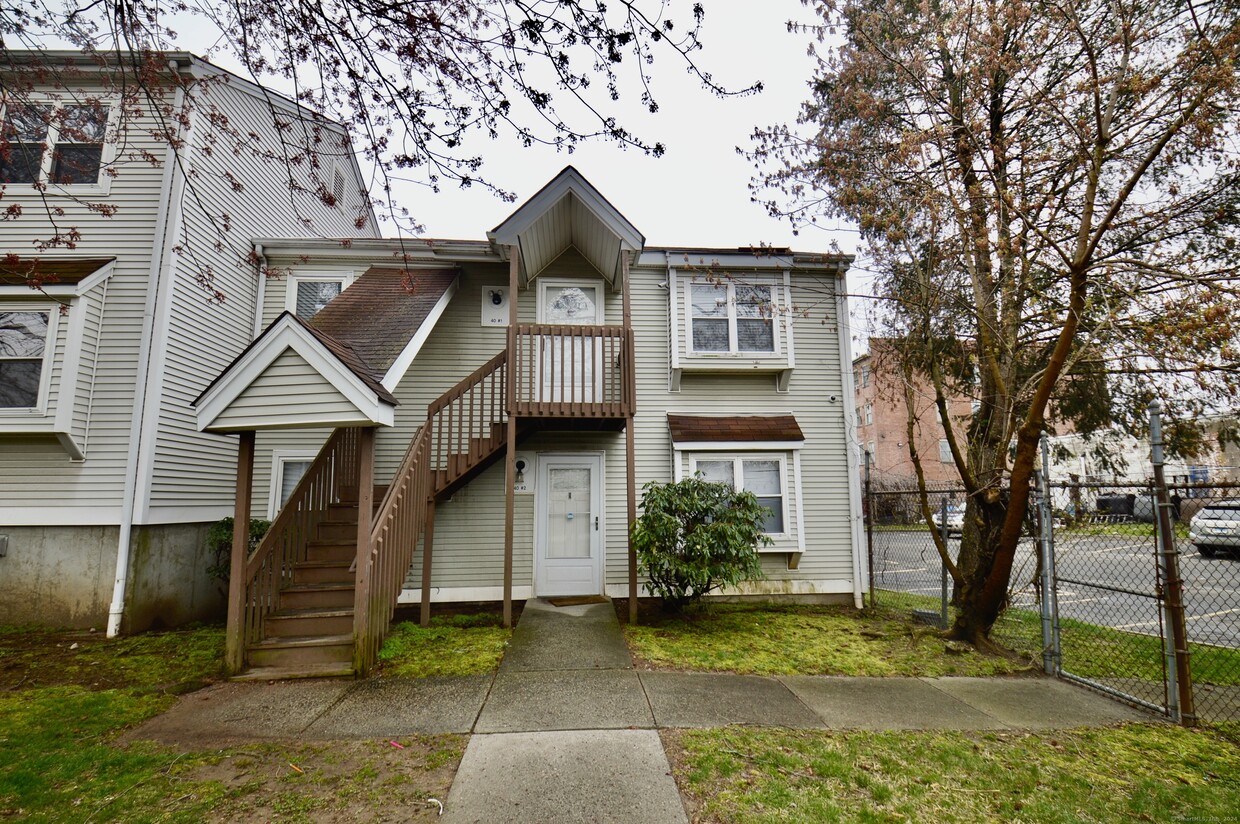 Primary Photo - 40 Hamilton St