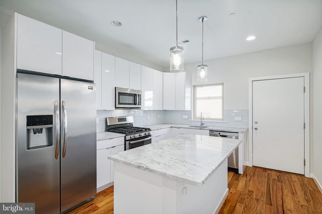 Building Photo - Beautiful bright 3 bed 3 bath home for ren...